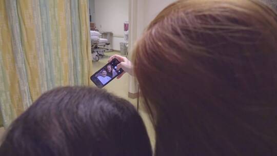 护士和病人一起自拍视频素材模板下载