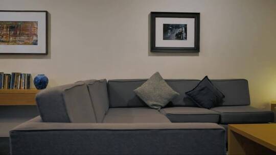 带灰色沙发的极简主义房间