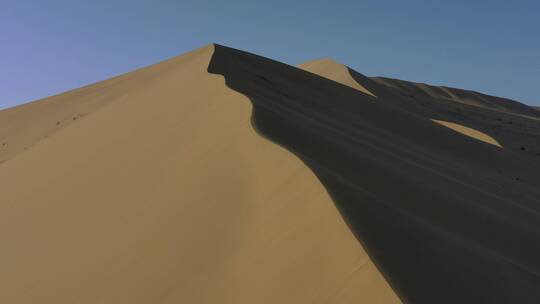 日出时分甘肃敦煌鸣沙山沙漠自然风光航拍