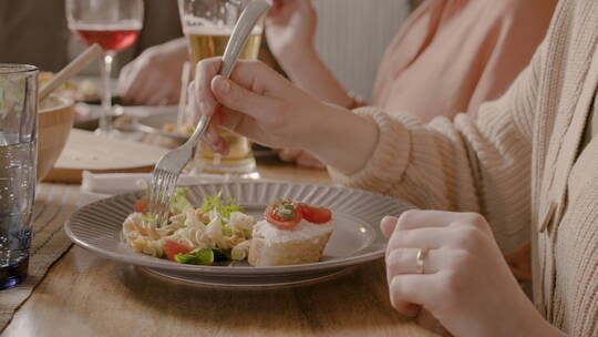 聚餐时餐桌上的食物特写视频素材模板下载