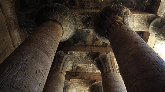 荷鲁斯神庙的石柱大厅