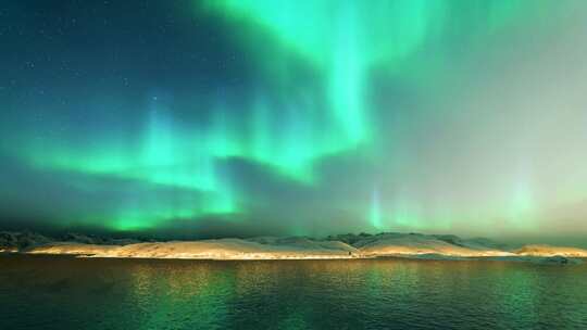 岛上的北极光和沿海城市的灯光3D动画