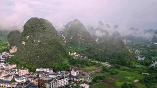 山间云雾缭绕的村庄自然风景