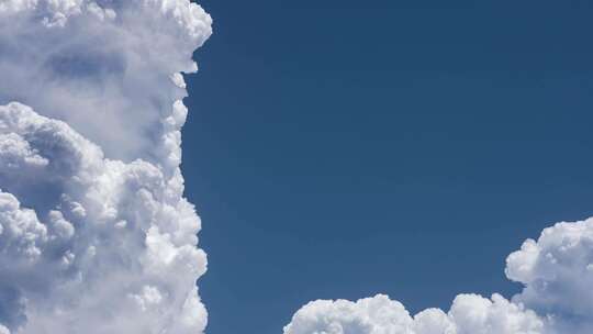 蓝天中蓬松白云景象
