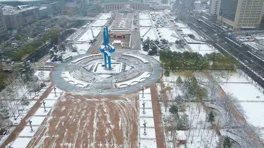 4K山东济南泉城广场冬季雪景航拍视频