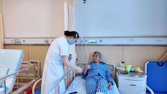 医院护士打点滴照料病人