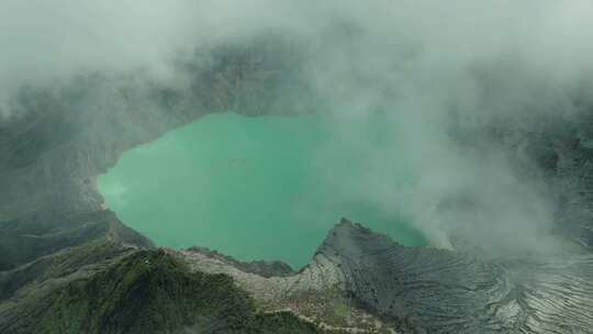 航拍印尼爪哇岛云雾缭绕的卡瓦伊真火山全景