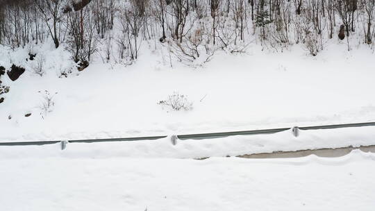 4K湖北神农架无人机航拍雪景山区拍越野车