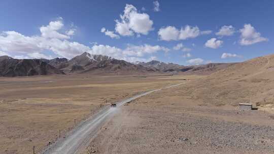 航拍高原山路越野汽车皮卡行驶