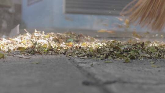 扫帚扫落叶的特写镜头