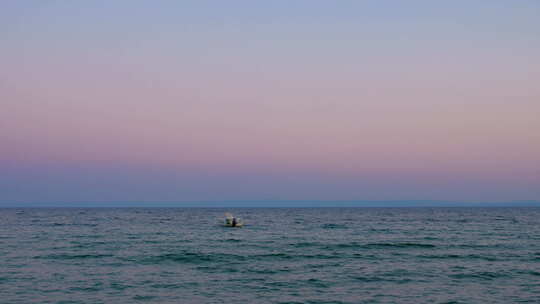 傍晚的水景，孤独的船在海浪上摇摆视频素材模板下载