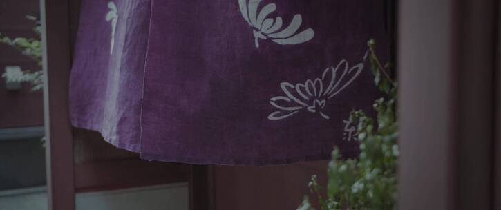 餐厅里的紫色门帘