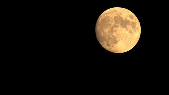 大满月在夜空下发光的时移，天文夜景