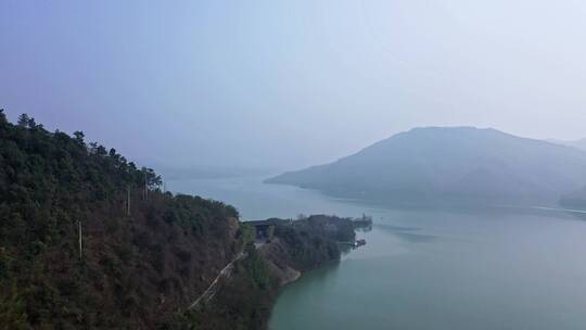 平静湖面和重峦叠嶂的山脉