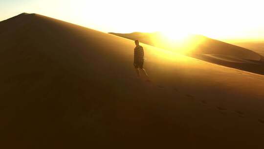 人在沙漠中行走逆光