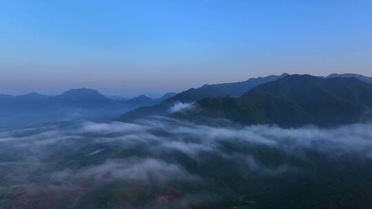 云雾缭绕的山峦   山间云海壮丽景观