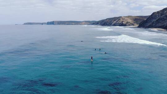航拍冲浪者在海上冲浪视频素材模板下载