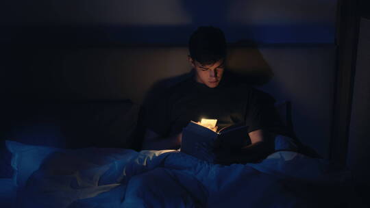 夜间用手机灯光阅读
