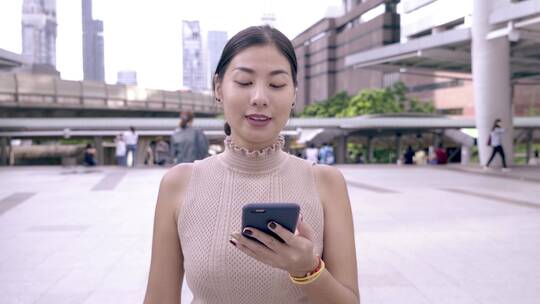 城市街头使用智能手机的美女
