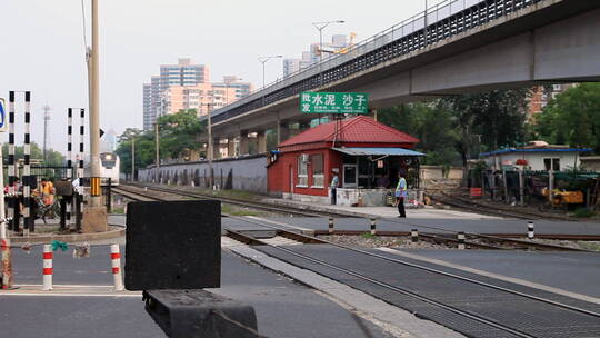 和谐号火车通过北京城路口