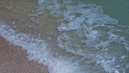 海浪冲刷海岸