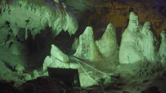 喀斯特充水溶洞洞中的钟乳石LOG