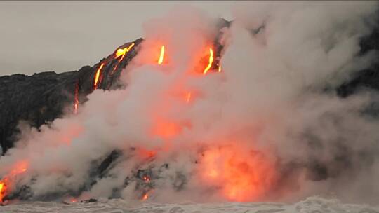 熔岩从火山流入海洋