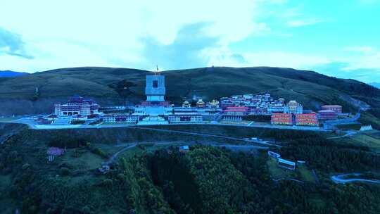 山间大型建筑群落鸟瞰全景