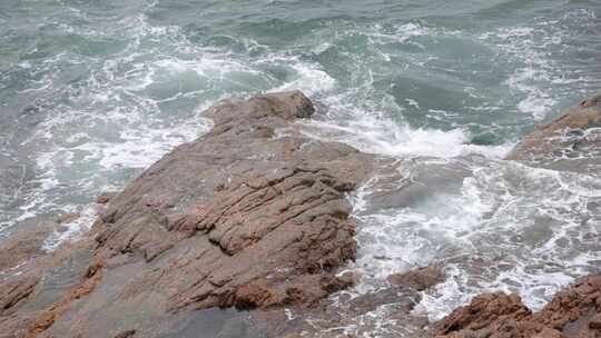 深圳海岸线-大梅沙礁石风起浪涌