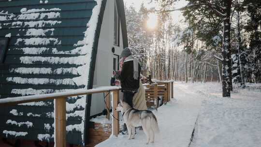 带着宠物狗在落满雪花的森林散步视频素材模板下载