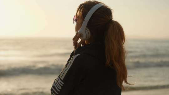在海滩上听音乐