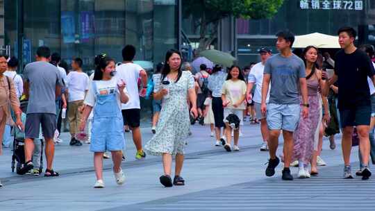 城市夏天暑假酷暑高温炎热街道人群人流街景