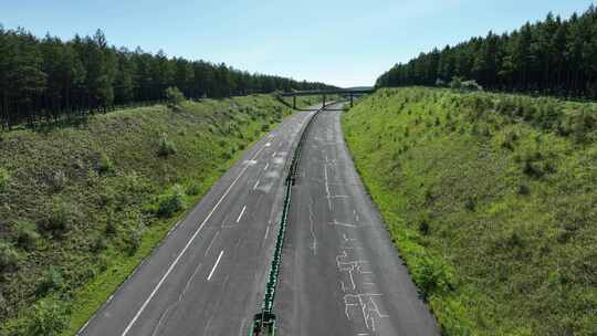 穿过大兴安岭的高速公路