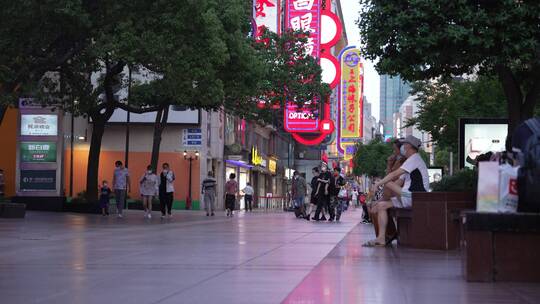 南京路步行街傍晚风光视频素材模板下载