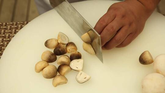 厨师切口蘑香菇草菇各种蘑菇