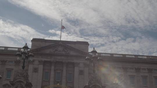 白金汉宫降半旗的平移镜头