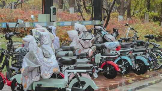 电动车车棚充电住宅区小雨秋季