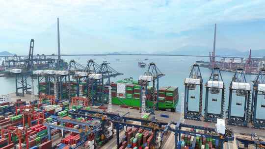 4K航拍香港葵涌集装箱码头轮船入港