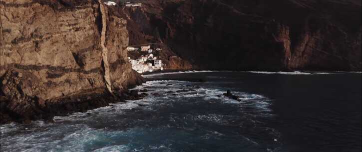 海岸空中港口墙后面的山村和通道