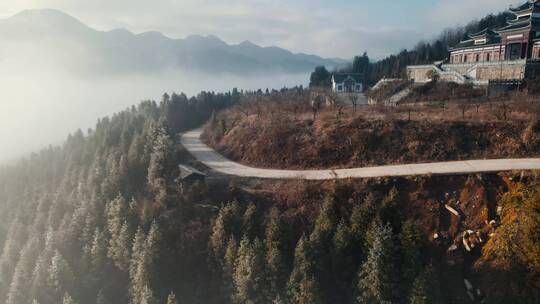 冬季烟雾笼罩的云南山区村寨