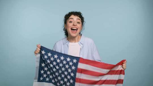 年轻女子高呼美国并手持美国国旗