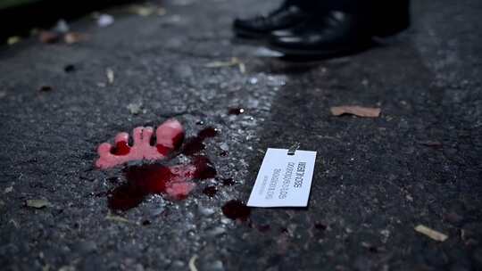 地面上的血迹与标识牌