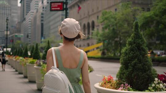 女游客在城市里行走视频素材模板下载