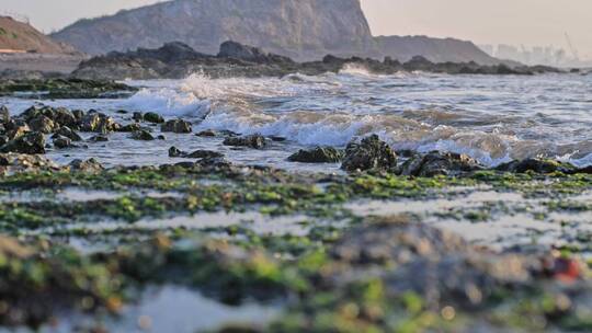 海浪拍击岩石视频素材模板下载