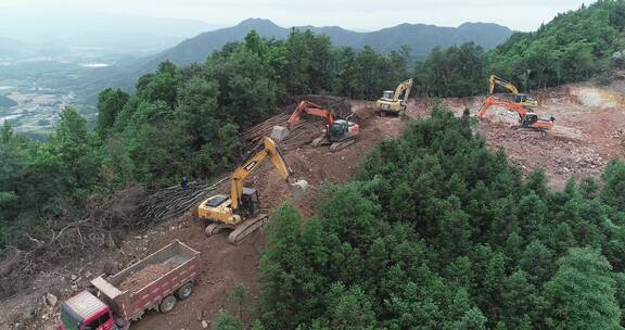 山区挖掘机施工修路风景