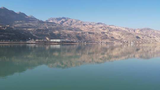 青海贵德天鹅湖山峰湖水航拍视频