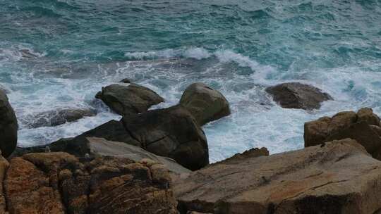 海南蜈支洲岛礁石海浪浪花升格视频