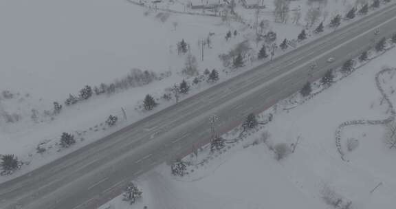 航拍雪后空旷道路及道路边的雪景