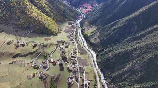 航拍四川甘孜措普沟茶洛村秋色风光