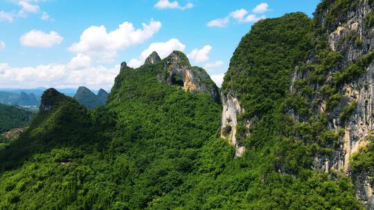 广西桂林山水阳朔月亮山